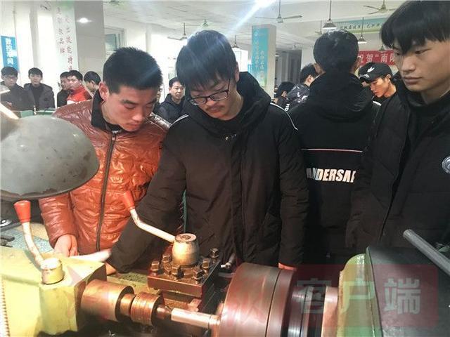 南陽工業(yè)學校學生在校實習
